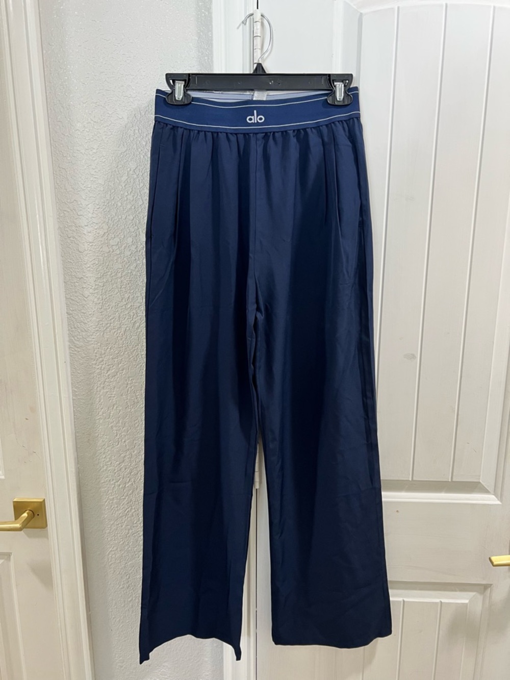 SOLD❌❌❌ALO Yoga women’s Navy Wide-Leg Relaxed Joggers
